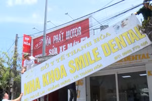 Một cơ sở Nha khoa hoạt động 'chui' bị cơ quan chức năng tháo dỡ biển bảng. (Ảnh: HL).