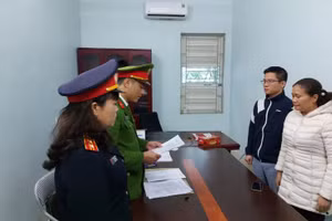 Cơ quan cảnh sát điều tra đọc lệnh bắt tạm giam Giám đốc Trung tâm đăng kiểm cơ giới 36-08D (Ảnh: Cath).