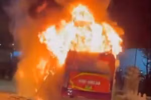 Ngọn lửa nhanh chóng bao trùm toàn bộ xe. (Ảnh cắt từ clip)