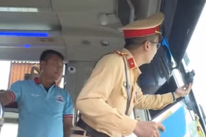 Phòng CSGT Công an tỉnh kiểm tra thiết bị giám sát hành trình đối với xe ô tô kinh doanh vận tải. (Ảnh: CATH)