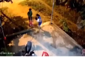 Hình ảnh người bố xách chân con gái ném ra đường. (Ảnh: Cắt từ clip).