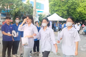 Thí sinh Thanh Hoá kết thúc buổi thi thứ 3.(Ảnh: NT).