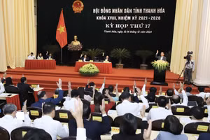 Các đại biểu biểu quyết thông qua danh sách người được lấy phiếu tín nhiệm. (Ảnh: MH)