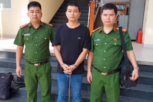 Hà Duy Phương được cảnh sát di lí về Công an Thanh Hoá. (Ảnh: CATH)