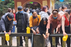 Người dân chen chân xin nước thánh với quan niệm may mắn, bình an trong năm mới.