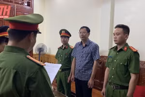 Cơ quan Cảnh sát điều tra thi hành Lệnh bắt bị can để tạm giam đối với ông Nguyễn Văn Hùng. (Ảnh: CATH).