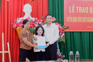 Chủ tịch UBND tỉnh Thanh Hoá Đỗ Minh Tuấn trao quyết định tuyển dụng cho cô giáo Lê Thị Thắm. (Ảnh: NT).