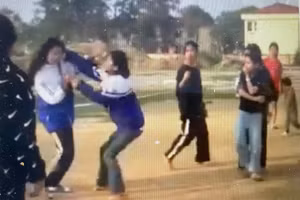 Học sinh đánh nhau tại Thanh Hoá. (Ảnh: Cắt từ clip).