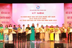 Hai phóng viên Báo GD&TĐ nhận giải C Giải Báo chí Trần Mai Ninh. (Ảnh: ĐT).