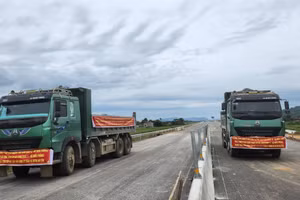 Doanh nghiệp căng băng rôn đòi nợ trên cao tốc. (Ảnh: NT)