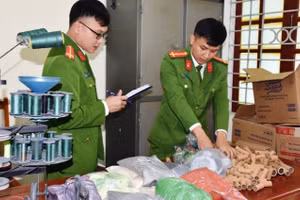 Lực lượng chức năng thu giữ tang vật. (Ảnh: CATH)