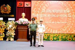 Thiếu tướng Trần Phú Hà, Giám đốc Công an tỉnh Thanh Hóa thừa ủy quyền của Lãnh đạo Bộ Công an trao Quyết định cho Đại tá Phùng Xuân Tiến. (Ảnh: CATH).