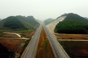 Cao tốc Bắc Nam, đoạn nối hai tỉnh Ninh Bình-Thanh Hoá dự kiến cán đích dịp 30/4. (Ảnh: TM).