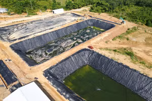 Mùi hôi thối do hệ thống hầm biogas bị rò rỉ. (Ảnh: NT)