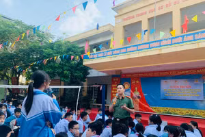 Công an tuyên truyền pháp luật đến học sinh. (Ảnh: BĐ).