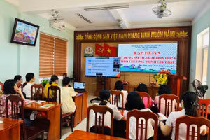 Sở GD&ĐT Quảng Bình phối hợp với các đơn vị liên quan tổ chức tập huấn hướng dẫn giáo viên sử dụng sách giáo khoa lớp 4, 8 và 11. (Ảnh: Thanh Bình).