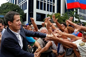 Lãnh đạo phe đối lập Venezuela Juan Guaido và những người ủng hộ