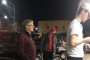 “Phát hiện” tỉ phú Bill Gates xếp hàng mua đồ ăn nhanh giá rẻ