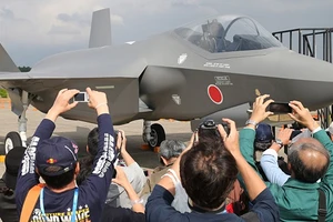 Một chiến đấu cơ F-35