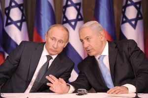 Thủ tướng Israel Benjamin Netanyahu và TT Nga Putin (trái)