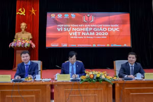 Từ trái sang: nhà báo Triệu Ngọc Lâm, ông Hồ Quang Lợi, ông Trần Quang Nam - chủ trì họp báo.