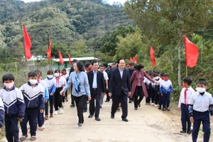 Trưởng ban Dân vận Trung ương Trương Thị Mai, Bộ trưởng Bộ GD&ĐT Phùng Xuân Nhạ cùng đoàn công tác tới thăm và tặng quà cho thầy cô và học sinh trường PTDTBT Tiểu học Tu Mơ Rông.