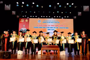 PGS.TS Phạm Hồng Chương – Hiệu trưởng nhà trường (bìa phải); GS.TS Trần Thọ Đạt – Chủ tịch Hội đồng trường (bìa trái) trao bằng cho tân thạc sĩ.