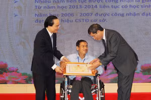 Bộ trưởng Phùng Xuân Nhạ, Chủ tịch CĐGD Việt Nam Vũ Minh Đức trao Bằng khen cho thầy Thái Thành Thuận (Trường THCS Tam Bình, Cai Lậy, Tiền Giang).