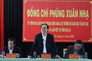 Bộ trưởng Phùng Xuân Nhạ cùng đoàn công tác của Bộ GD&ĐT làm việc tại Gia Lai.