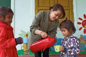 Sau bão lũ, giáo viên Quảng Bình lại lo chống rét cho trò