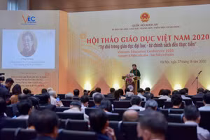 Phó Chủ tịch Quốc hội Tòng Thị Phóng phát biểu khai mạc hội thảo.