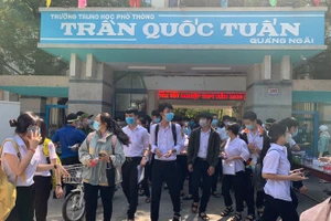 Học sinh trường THPT Trần Quốc Tuấn, TP Quảng Ngãi, đo thân nhiệt trước khi làm thủ tục dự thi tốt nghiệp THPT hồi tháng 8. Ảnh: IT
