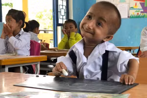 "Cậu bé tí hon" Đinh Văn K"Rể. Ảnh: Internet