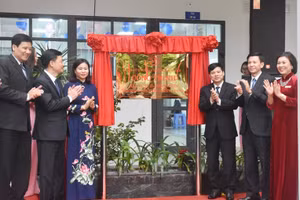 Các đại biểu thực hiện nghi lễ gắn biển công trình chào mừng Đại hội đại biểu toàn quốc lần thứ XIII của Đảng.