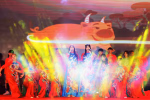 Rực rỡ sắc màu đêm Gala chào tân sinh viên của trường Đại học Điện lực   