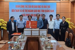 Đoàn công tác của Bộ GD&ĐT thăm hỏi, động viên, hỗ trợ ngành GD tỉnh Quảng Nam.