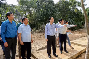 Bộ trưởng trực tiếp đến thăm các điểm trường bị ngập lụt. Ảnh: Thế Đại