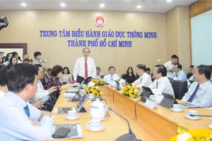 Nguyên Bí thư Thành ủy Nguyễn Thiện Nhân phát biểu tại Lễ ra mắt mô hình thí điểm Trung tâm điều hành Giáo dục thông minh.