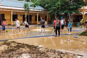 Giáo viên trường THCS Lý Tự Trọng – TP Huế dọn dẹp vệ sinh.