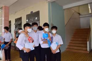 Học sinh chuẩn bị bước vào buổi thi chiều 