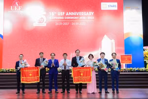Ban giám hiệu UEF đón nhận Cờ truyền thống và Cờ thi đua của UBND TP.HCM
