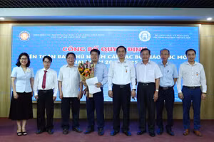 Tiến sĩ Lê Nguyễn Quốc Khang, Phó Hiệu trưởng Trường ĐH Mở TP.HCM nhận quyết định Chủ nhiệm CLB Giáo dục mở Việt Nam.