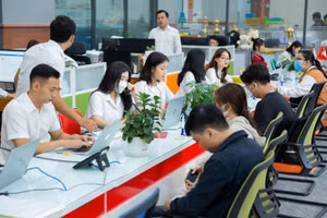 Thí sinh tìm hiểu thông tin xét tuyển vào HUTECH