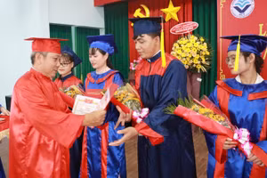 TS Hồ Ngọc Tiến- Hiệu trưởng Nhà trường trao bằng khen cho cử nhân xuất sắc.