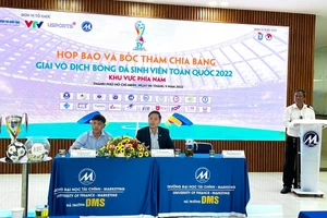 Ban tổ chức họp báo công bố giải 