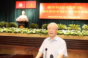 Tổng Bí thư Nguyễn Phú Trọng phát biểu, chỉ đạo tại buổi làm việc với Thành ủy TPHCM. (Ảnh TTXVN)