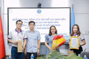 TS. Lê Trường Sơn, Phó Hiệu trưởng Nhà trường trao hoa cảm ơn