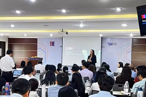 Chuyên gia quốc tế trình bày tham luận tại hội thảo.