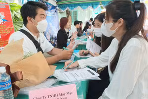 Sinh viên tham gia phỏng vấn tìm việc tại một công ty may mặc.