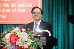 Bộ trưởng Bộ GD&ĐT Phùng Xuân Nhạ phát biểu tham luận tại Hội thảo.